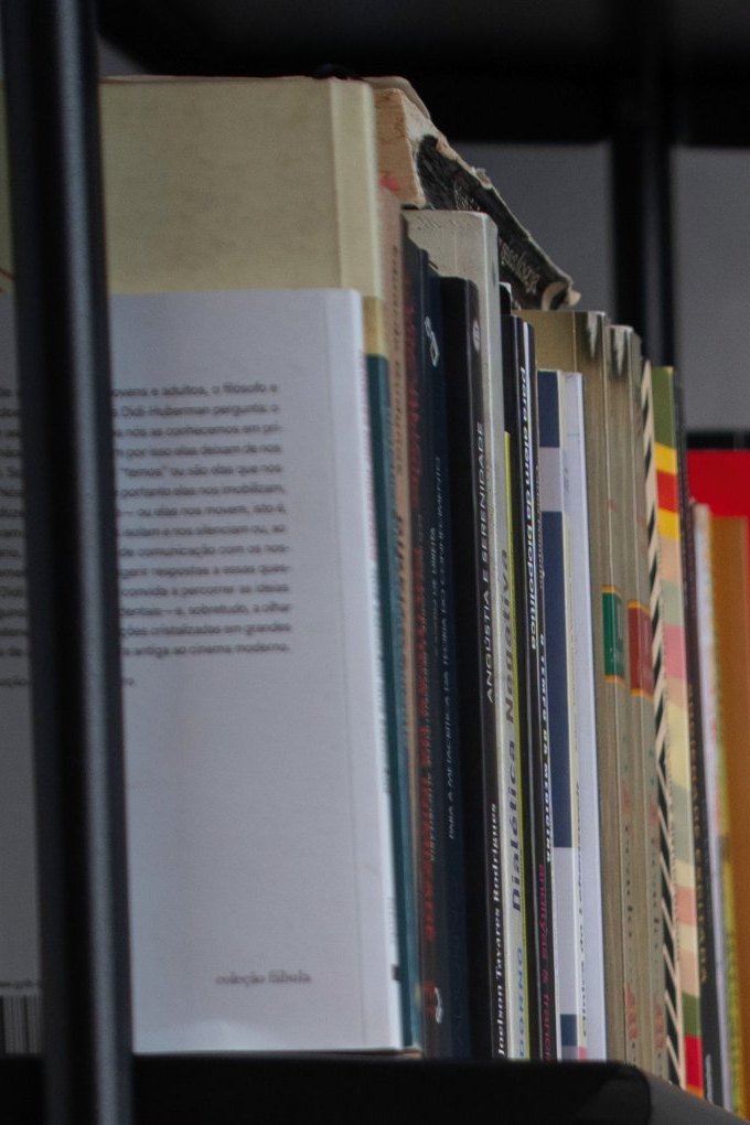 Detalhe da estante do consultório, com livros de filosofia e psicologia